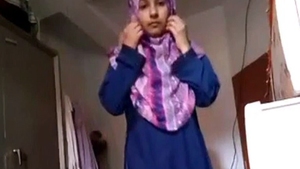 Indian woman removes hijab and reveals her nude body in a sensual video