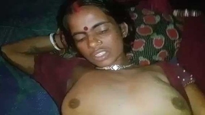 Older woman's pussy gets fucked for the camera