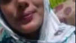 A pretty amateur Indian girl flaunts her body in a steamy video