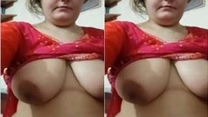 Pakistani bhabhi flaunts her large breasts