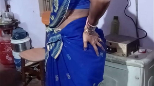 Watch this hot aunty show off her belly button in this steamy video