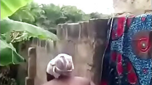 femme africaine se lave devant sa cam
