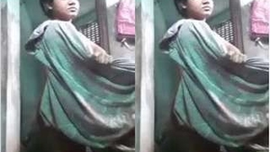 Desi girl exposes her naked body and takes a bath in the wild