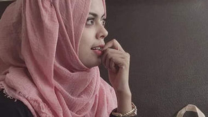 Indian girl's big camera show is a treat for the eyes