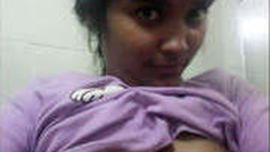 Desi babe goes nude in steamy videos