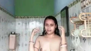 Watch a beautiful Desi woman take a bath in this steamy video