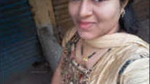 Busty Marathi bhabhi gets naughty and gives pleasure to cancer patient