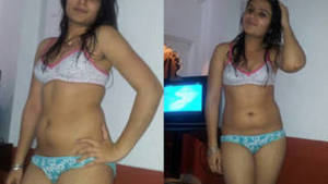 Punjabi hottie Nidhi gives a blowjob with audio