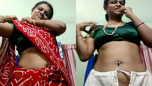 Sensual performance by Indian auntie