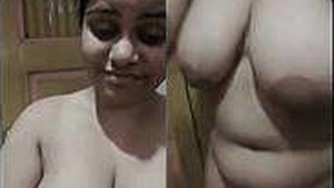 Desi auntie strips down for a naughty show