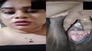 Mature bhabhi flaunts her pussy for her lover in a steamy video