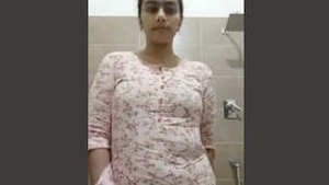 Desi babe pleasures herself in the bath tub