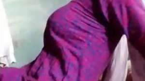 This steamy video features a stunning Desi bhabi showcasing her voluptuous and enticing pussy