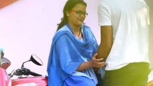 Boyfriend gives his girlfriend pleasure by fingering her in the park