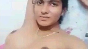 Indian beauty flexes and exposes her intimate area in a sensual recording