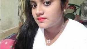 Indian girl flaunts her ample bosom in a sizzling video