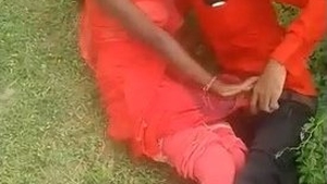 Indian lovers get passionate in outdoor rendezvous