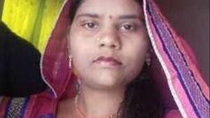 Desi Aldeia wife flaunts her curvy and sexy backside in village video