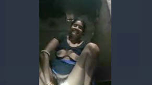 Horny Odia bhabhi indulges in solo play