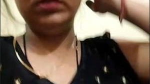 Sexy bhabhi flaunts her ample bosom
