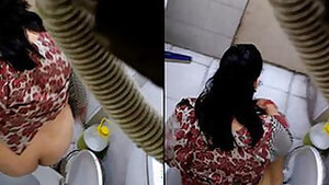 Desi aunty shows her booty in the toilet and it's hot