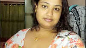 Desi bhabi with big beautiful body reveals her breasts