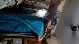 Voluptuous Tamil auntie baring her curves