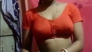 Desi bhabi flaunts her curves in a saree in the village