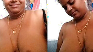 Desi BBW lady showing her natural breasts for the cam