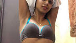 Horny Indian college girl's MMS collection with Vdos