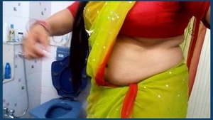 Bhabhis' navel is showcased in this video