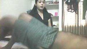 Desi aunty gives oral pleasure to lucky man
