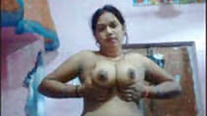 Sexy Bhabhi Shows Body