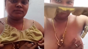 A sultry Tamil bhabhi tantalizes and chats on camera in a scorching performance