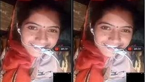 Desi bhabhi reveals her intimate parts on video call