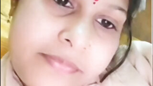 Desi bhabi shwo her hot ass n pussy on cam