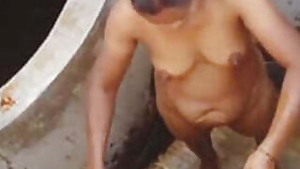 Tamil Wife Redy For Bathing