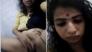 Indian girl flaunts her breasts and pussy in a seductive manner
