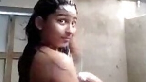 Desi village girl come and show her big boob bath video