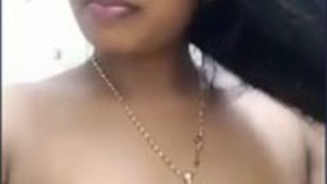 Desi bhabi flaunts her body in the nude