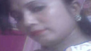 Indian bares her XXX boobies and wears a bra for close up sex video
