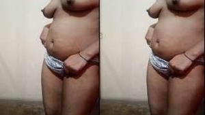 Bhabhi flaunts her naked body in a seductive video