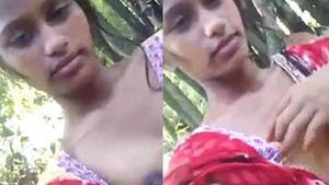 Desi girl flaunts her boobs in selfie video