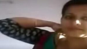 Bhopal hot bhabhi showing boobs on cam